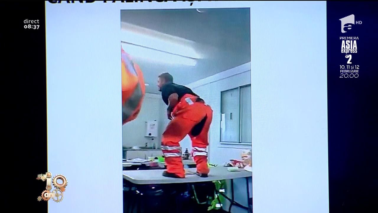 Smiley News. C&acirc;nd palica &icirc;și face efectul... și tu te crezi &icirc;n Jurassic Park