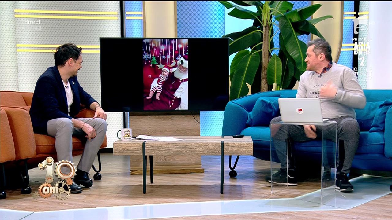 Smiley News. Moș Crăciun doarme cu un bebeluș &icirc;n brațe