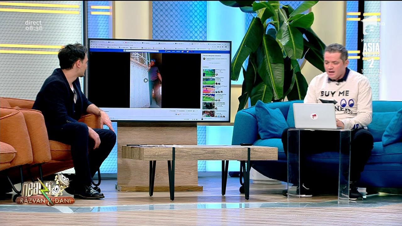 Smiley News. Ușa care sc&acirc;rț&acirc;ie pe ritm de rap