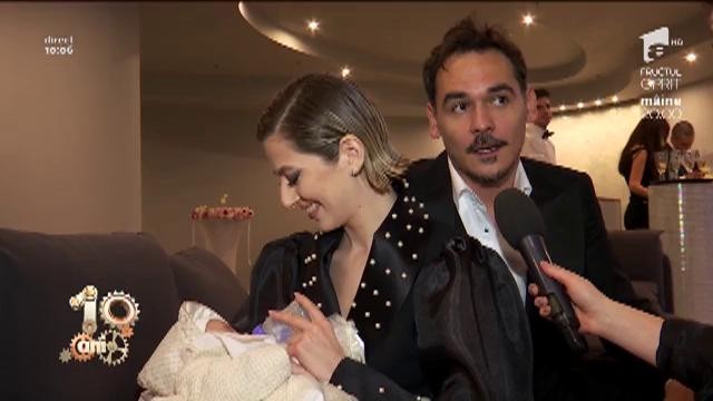 Lidia Buble și Răzvan Simion, emoții &icirc;n fața altarului! Cei doi au botezat-o pe fetița unor prieteni