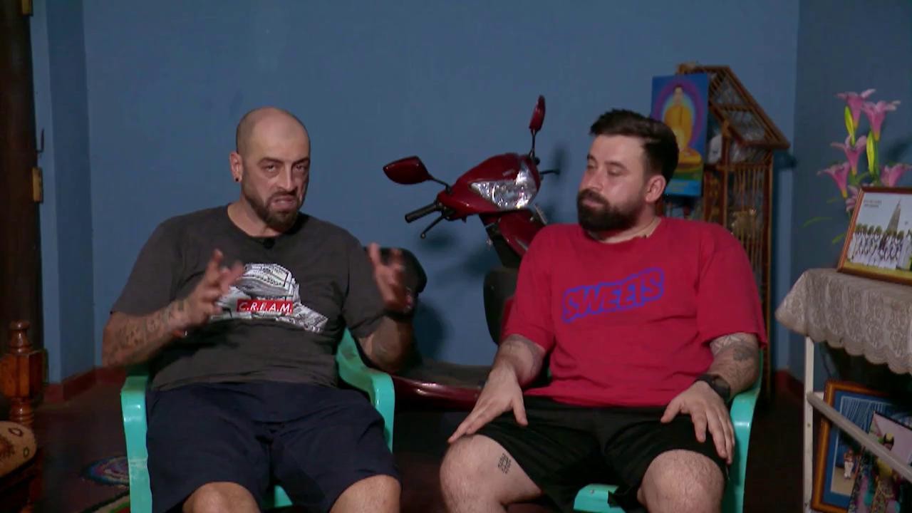 Concurenții au probleme &icirc;ncă de la &icirc;nceputul competiției: "Nu &icirc;mi vine să cred că am plecat la drum cu o pițipoancă!"