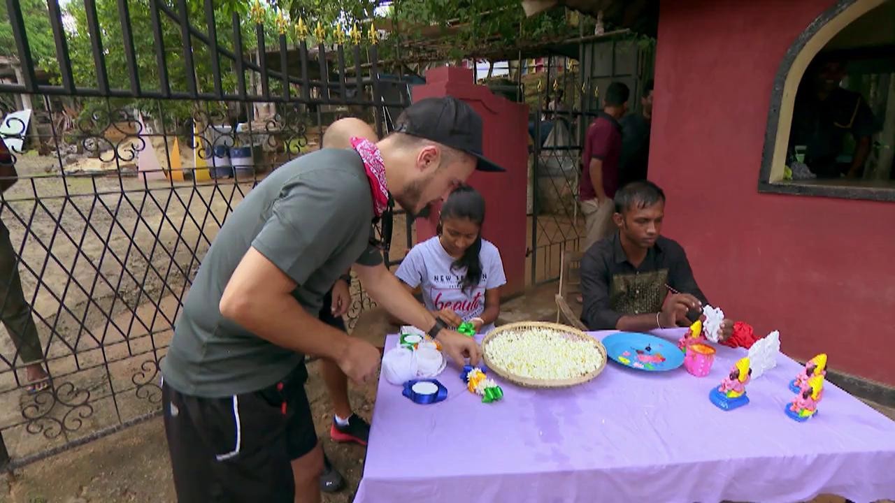 Concurenții pictează statuetele pe care trebuie să le ducă la Gina: "E mult de muncă la ele"