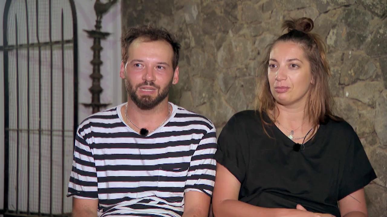 Cocuţa şi Bogdan, ajutaţi de militari şi poliţie să ajungă la destinaţie: "Am oprit armata &icirc;n faţa pieţei!"