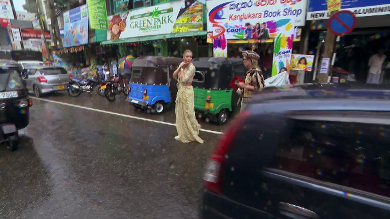 Bianca Drăgușanu, &icirc;mbrăcată &icirc;n rochie de mireasă, a făcut autostopul &icirc;n ploaie