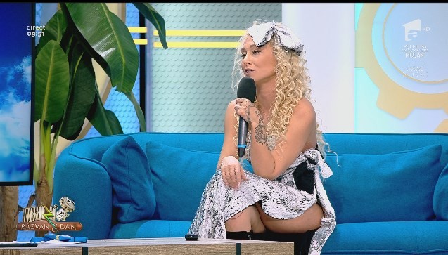 Solista Mi, aproape dezbrăcată la Neatza. Cum s-a &icirc;mbrăcat artista lipsită de inhibiții
