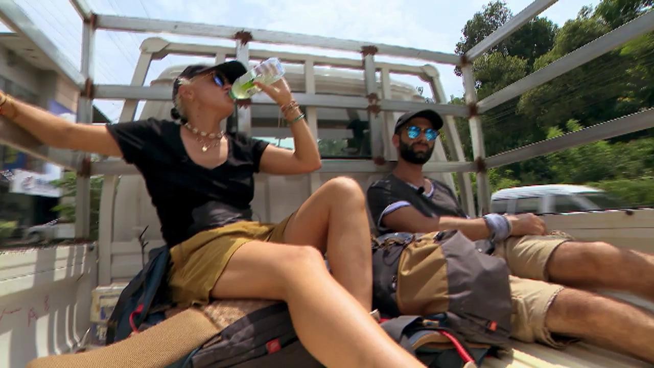 Jocul pentru imunitate a &icirc;nceput! Concurenții dau totul ca să ajungă primii la Gina Pistol