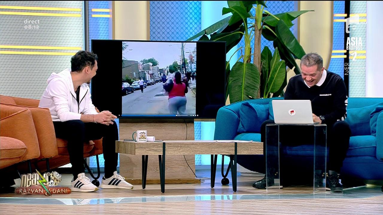 Smiley News. A vrut să vadă implozia unui bloc, dar c&acirc;inele a făcut-o să o rateze