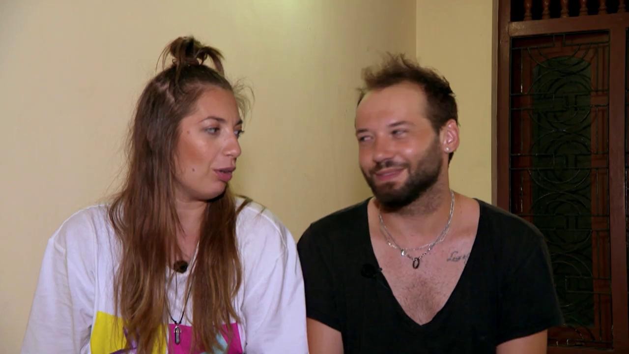 Bogdan și Cocuța fac o mică reprezentație &icirc;n stradă ca să v&acirc;ndă pietrele semiprețioase: "Dansăm dacă le cumpărați"