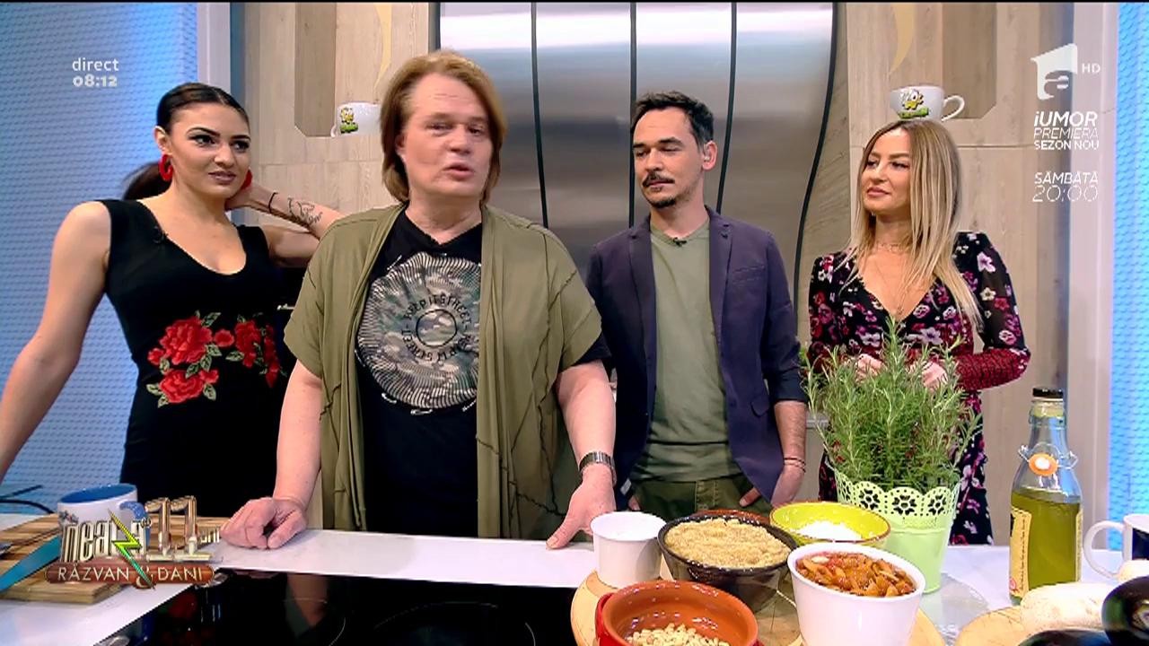 Rețeta zilei: Vlăduţ gătește vinete preferate. O altfel de salată de vinete combinată cu ciuperci și alte ingrediente.