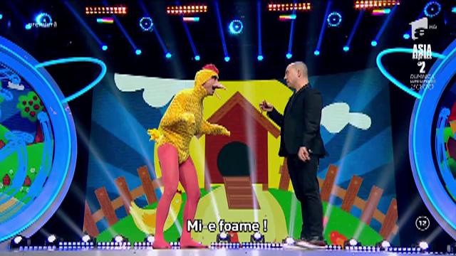 Show de neimaginat. Mihai Bendeac este alergat pe scena iUmor de un pui de găină orfană... Sfatul Deliei: ”Mestecă-i râma!”