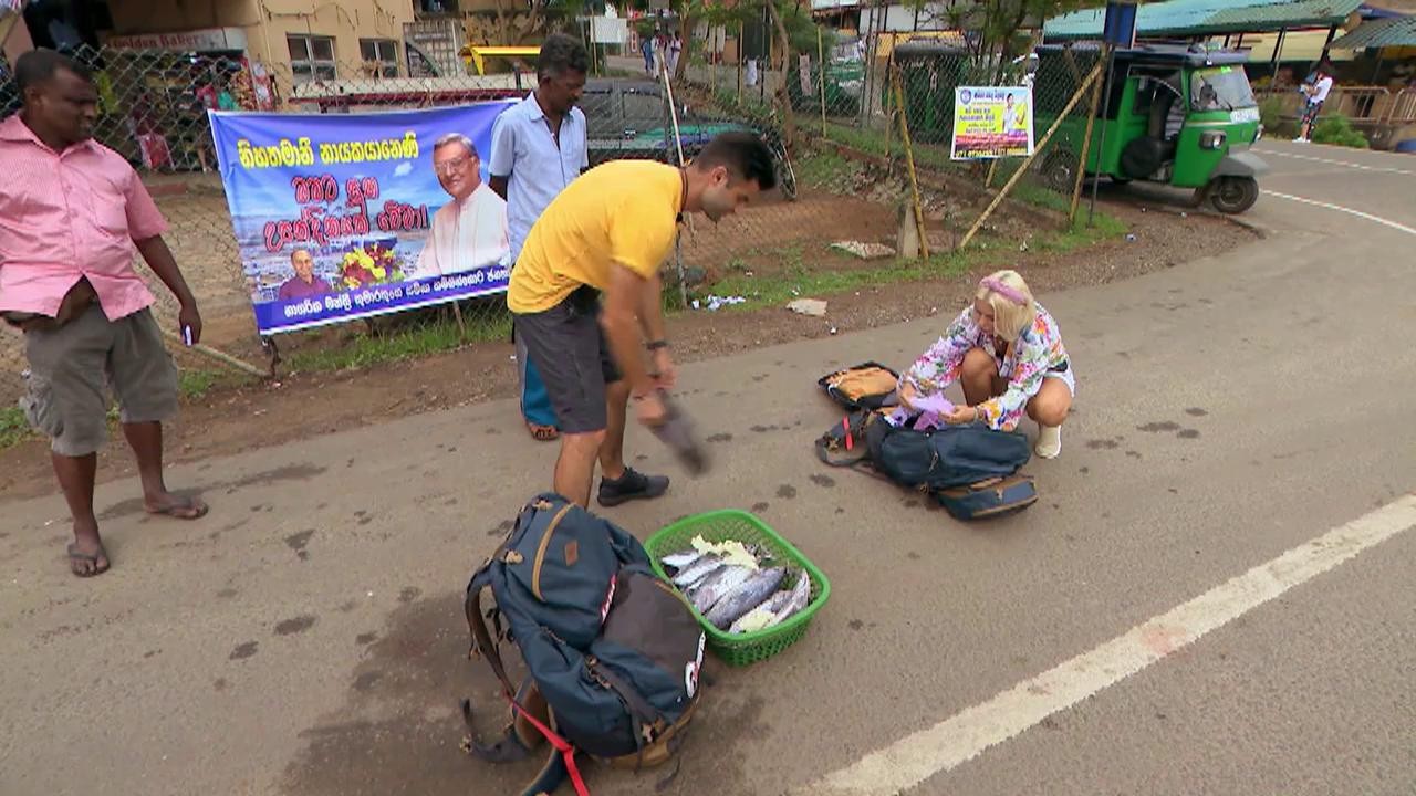 Concurenții &icirc;ncep să facă autostopul, cu o ladă plină cu pește &icirc;n brațe: &rdquo;Așa start haotic nu a mai fost niciodată&rdquo;