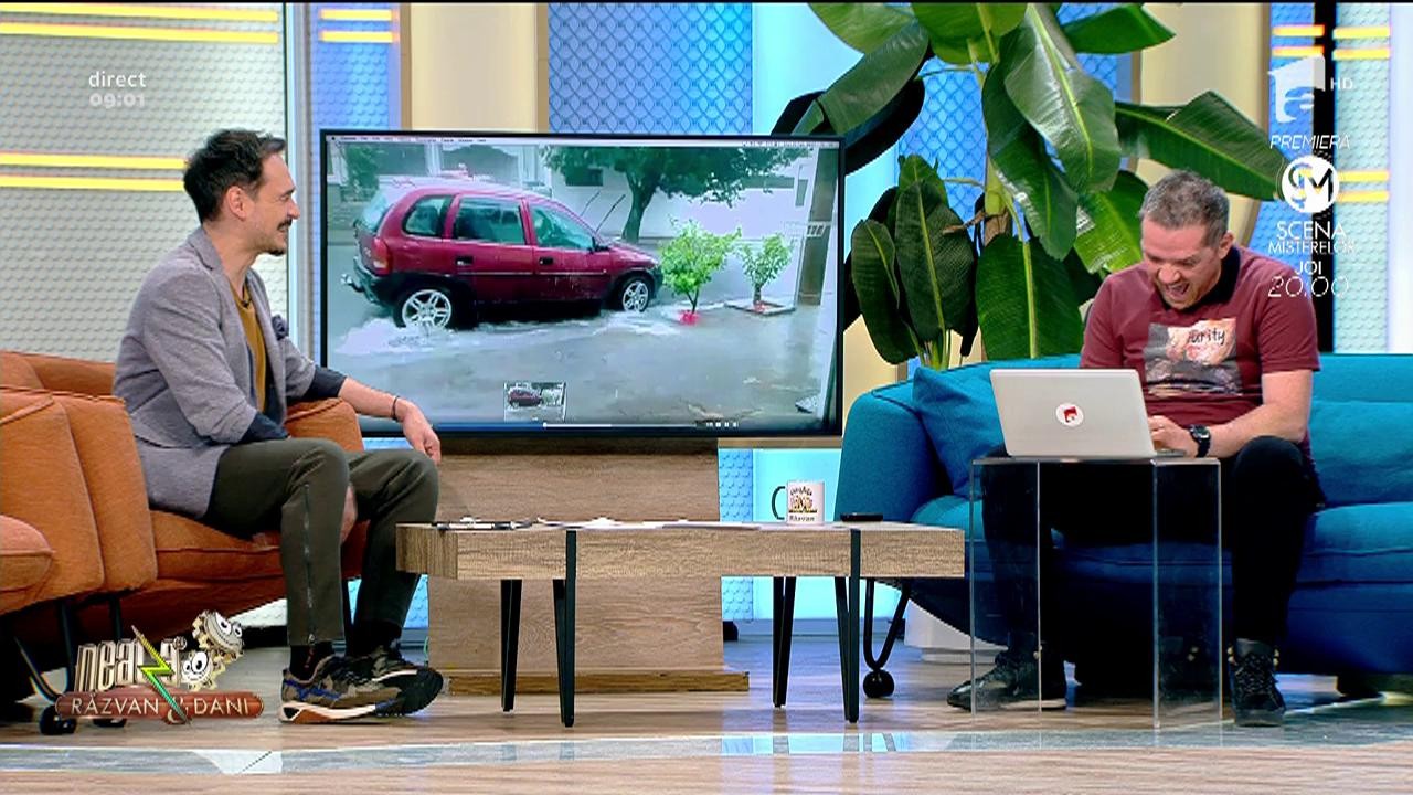 Smiley News. O doamnă s-a bucuat de ploaia de afară și a ieșit să-și spele mașina