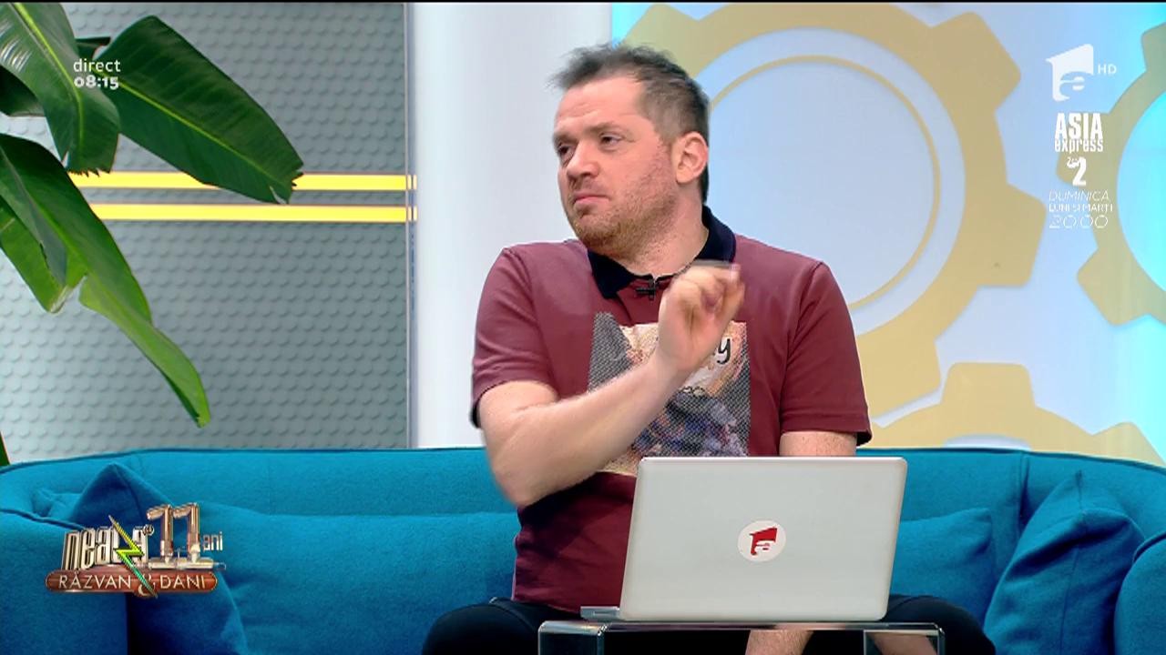 Smiley News. Un cetățean chinez a pus două monede mici la motorul unui avion