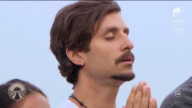Concurenții Asia Express 2 au ajuns  &icirc;n India! Un preot hindus i-a binecuv&acirc;ntat! Jojo: "Ne spălăm păcatele cu orez"