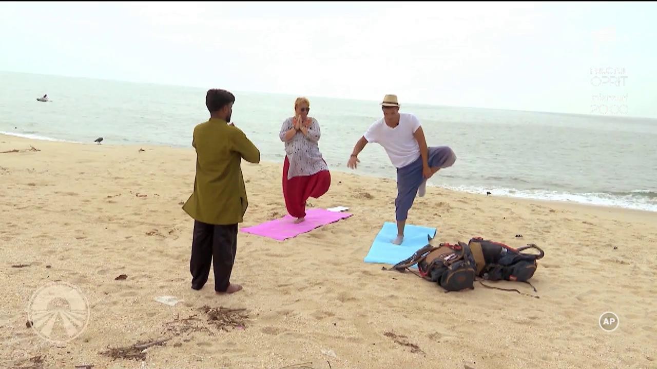 Anca Sigartău și fiul ei, poziții de yoga &icirc;mpotriva violenței şi furiei