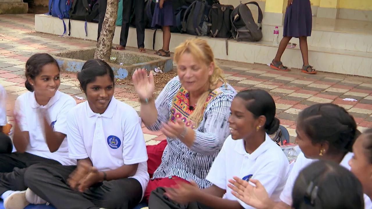 Gălăgie și distracție maximă &icirc;n poziții neobișnuite! Concurenții din Asia Express devin profesori de yoga