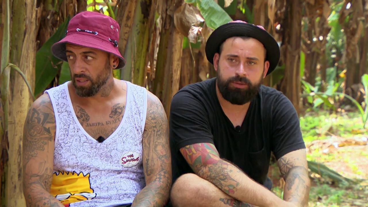 CRBL și Oase &icirc;și fac autoevaluarea, iar apoi pornesc &icirc;n pași de dans: &rdquo;Cu siguranță nu există o altă echipă mai proastă ca noi! Hai, hi! Hai, ho!, suntem gagii mișto; Și transpirați și ne ***!&rdquo;