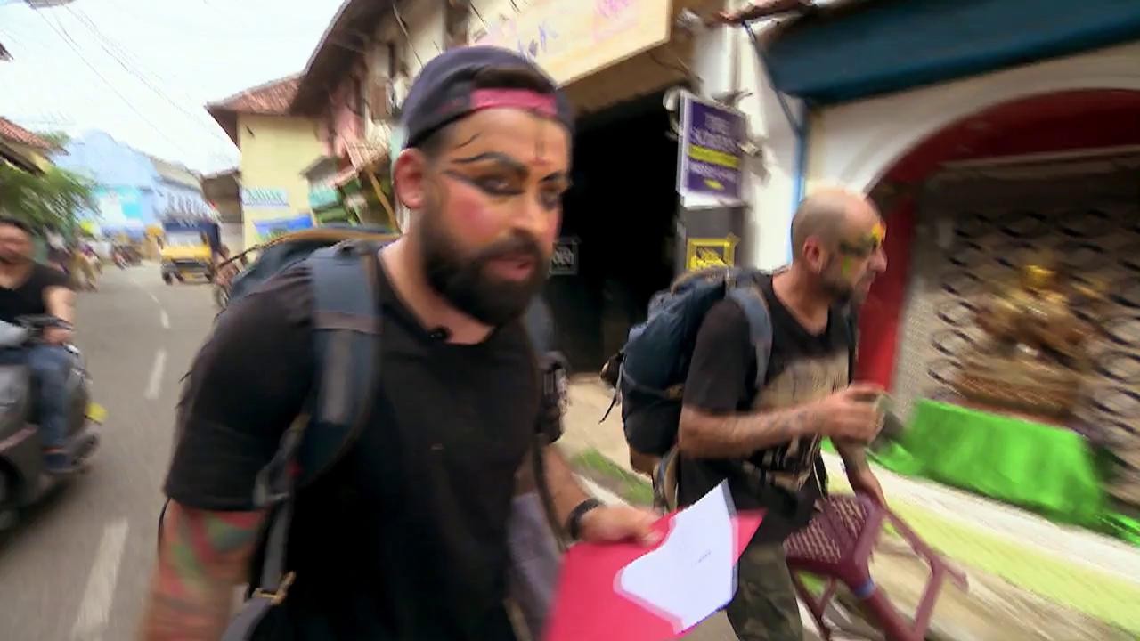 S-au &icirc;ncins spiritele. Vedetele din Asia Express fac masaj pe gratis, &icirc;n mijlocul străzii!