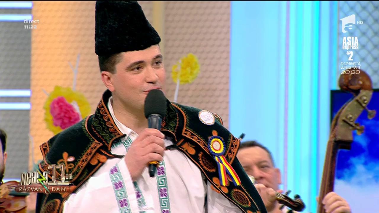 Gelu Voicu şi Orchestra "Flacăra Prahovei" a Filarmonicii "Paul Constantinescu" c&acirc;ntă melodia - "Haideţi măi, căluţii mei"