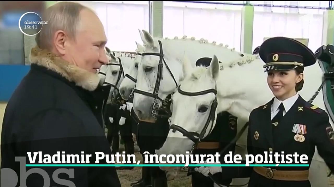 Vladimir Putin, &icirc;nconjurat de polițiste de Ziua Femeii
