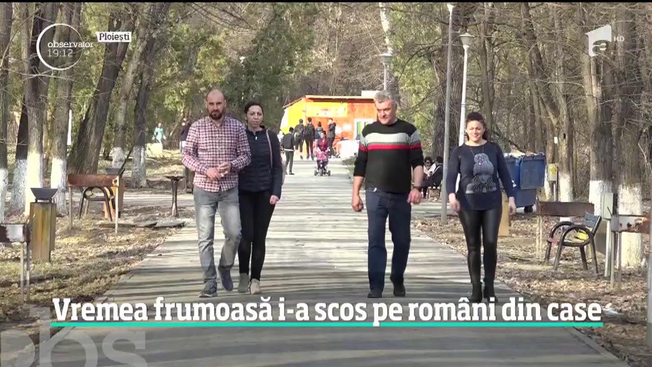 Un t&acirc;năr şi-a făcut curaj şi a testat apa de la malul mării. Deşi avea doar 8 grade, a rezistat cu brio la prima baie &icirc;n mare din acest an