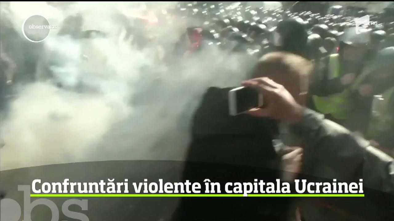 Confruntări violente &icirc;n capitala Ucrainei. Sute de militanţi ai unui partid naţionalist sunt &icirc;mpotriva şefului statului, Petro Poroşenko