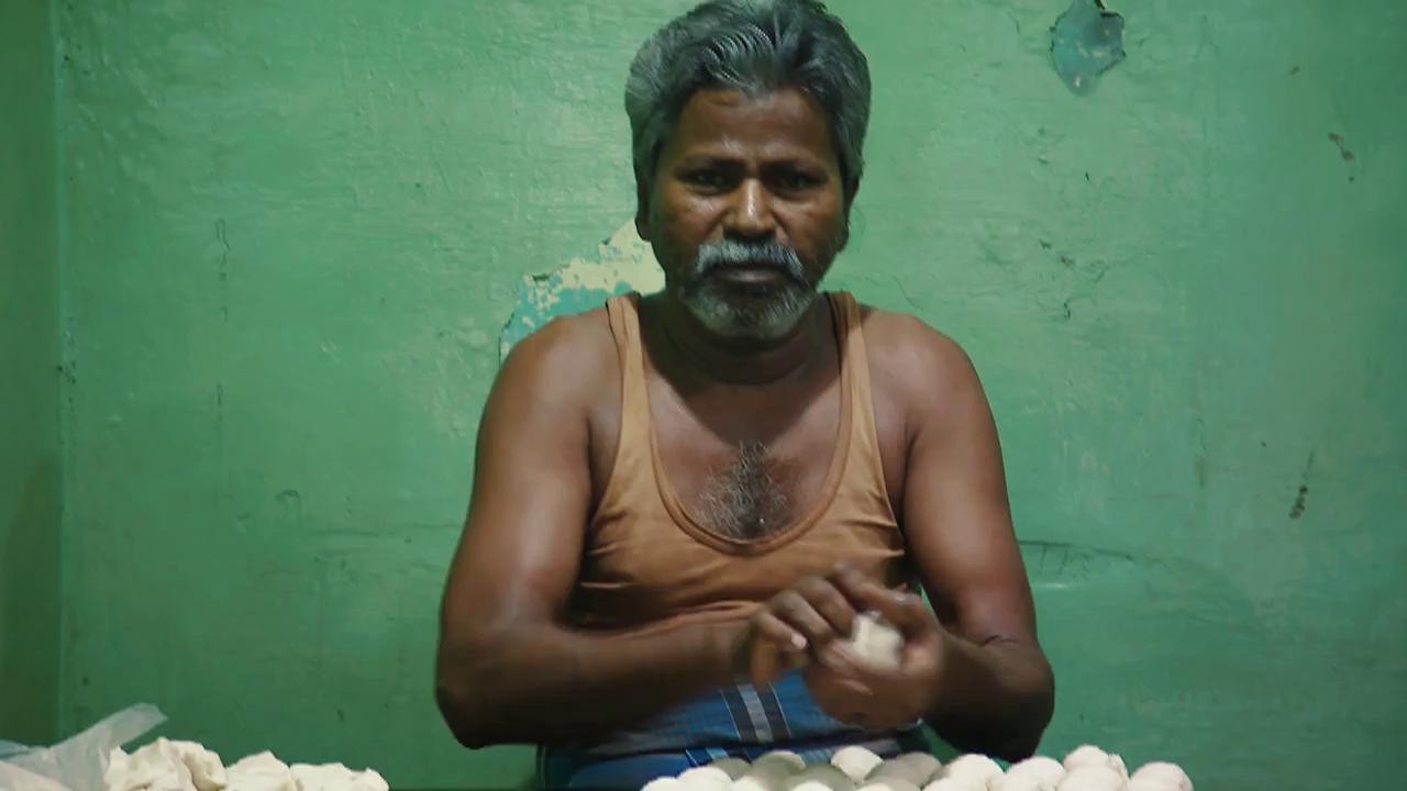 Concurenții trebuie să-și găsească cazare! Cocuța și Bogdan au ajuns &icirc;ntr-o mahala: Nu pot să stau &icirc;n mizeria asta