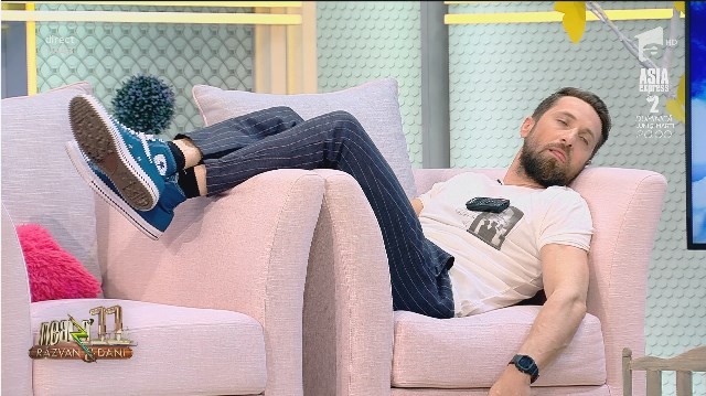 Cu picioarele &icirc;n sus și telecomanda pe piept. Dani Oțil analizează lenea care &icirc;l chinuie &icirc;n fiecare zi: Cam așa se termină motivația mea