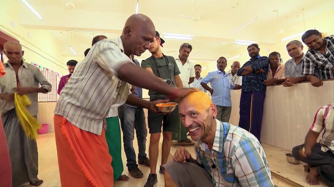 A venit şi r&acirc;ndul lui Vintilă să se radă &icirc;n cap: Mi-am dat părul zeilor cu bucurie