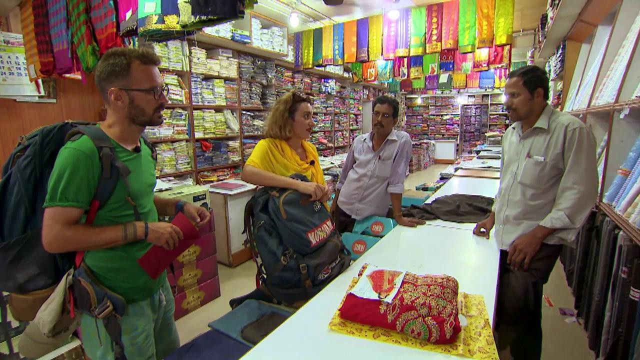 Aroganţă maximă! Ana Morodan a dat două broşe de c&acirc;teva sute de euro pe un sari de 17 dolari!