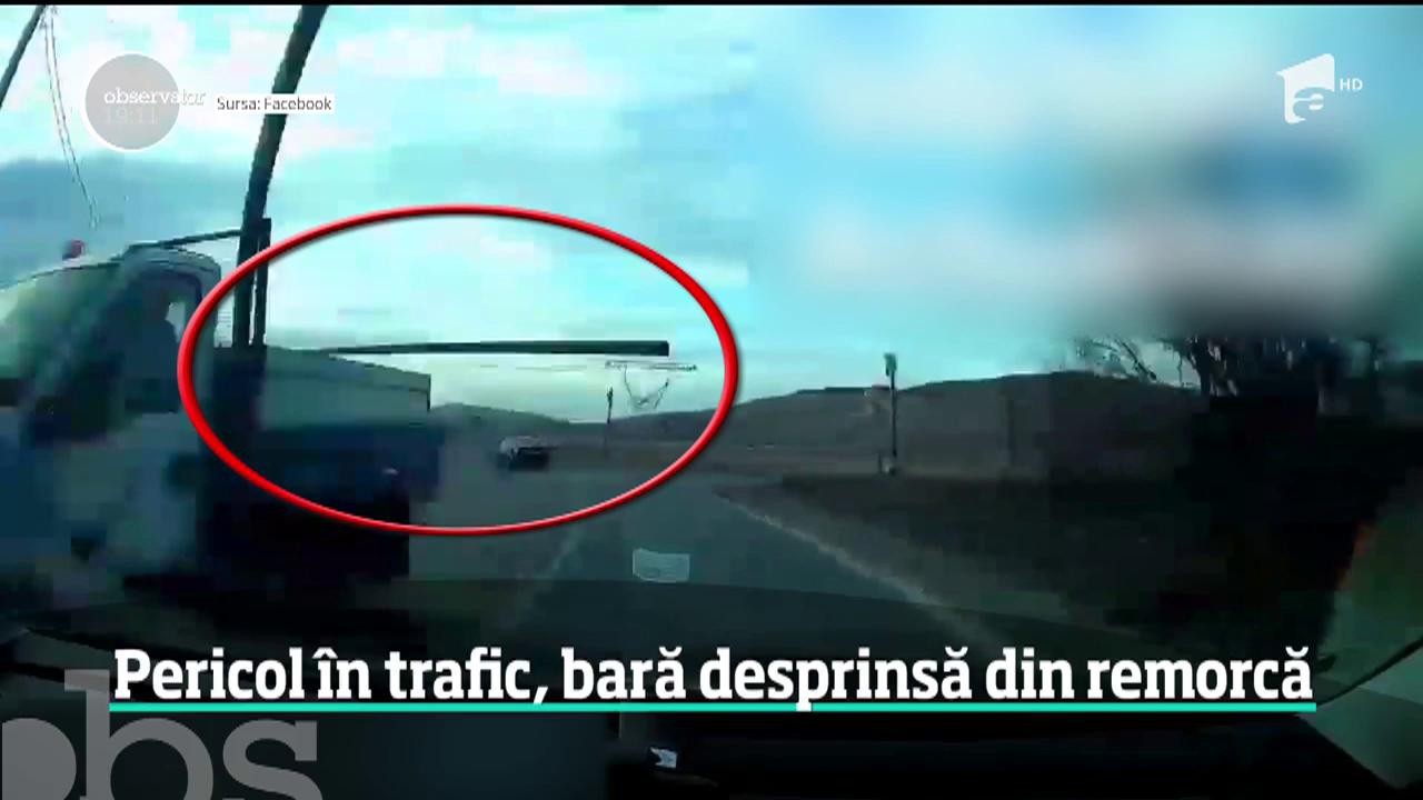 Momente de groază la volan! Un bărbat şi-a văzut moartea cu ochii, după ce maşina &icirc;n care se afla a fost izbită &icirc;n mers de ţevile pe care le transporta un alt şofer
