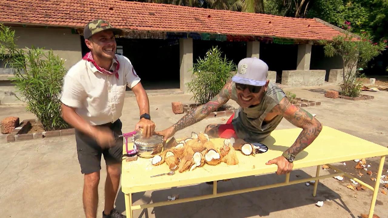 La a doua misiune concurenţii trebuie să spargă 50 de nuci de cocos lovindu-le de o piatră! Ana Morodan: &Icirc;mi imaginez că ăsta e capul lui Copoţ!