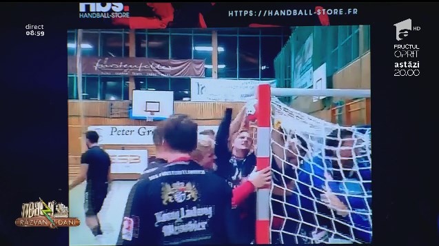 Smiley News. Moment unic la un meci de handbal. Mingea s-a &icirc;nțepenit  fix &icirc;n vinclul porții!