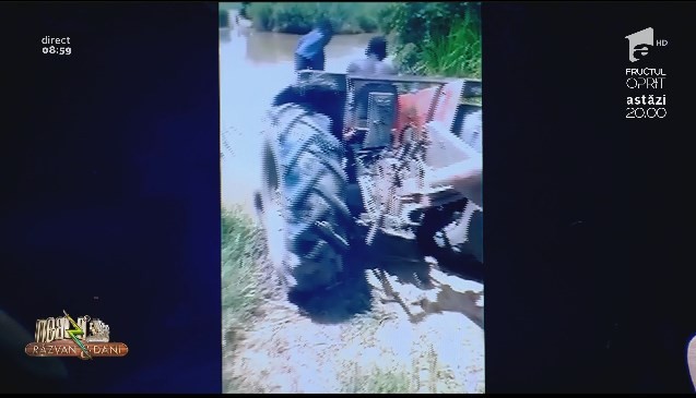 Smiley News. Tractorul-submarin! Iată cum tractorul amfibiu traversează un r&acirc;u ad&acirc;nc de c&acirc;țiva metri