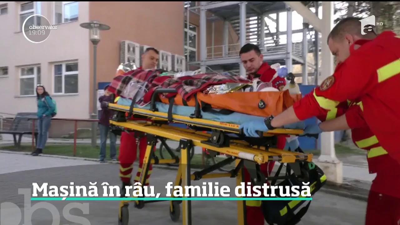 O fetiţă de trei ani a murit, iar sora ei de opt luni este &icirc;n comă, după ce maşina familiei s-a prăbuşit &icirc;ntr-un p&acirc;r&acirc;u, &icirc;n judeţul Braşov!