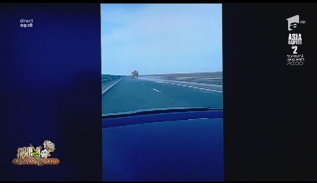 Smiley News. Utilaj de deszăpezire care &icirc;mprăștia sare și nisip, filmat pe Autostrada Soarelui. Afară erau 21 de grade!