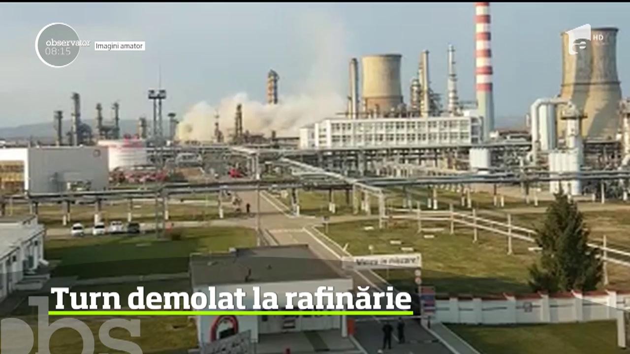 Imagini spectaculoase la Ploieşti! Vechiul turn de răcire al rafinăriei a fost demolat prin implozie