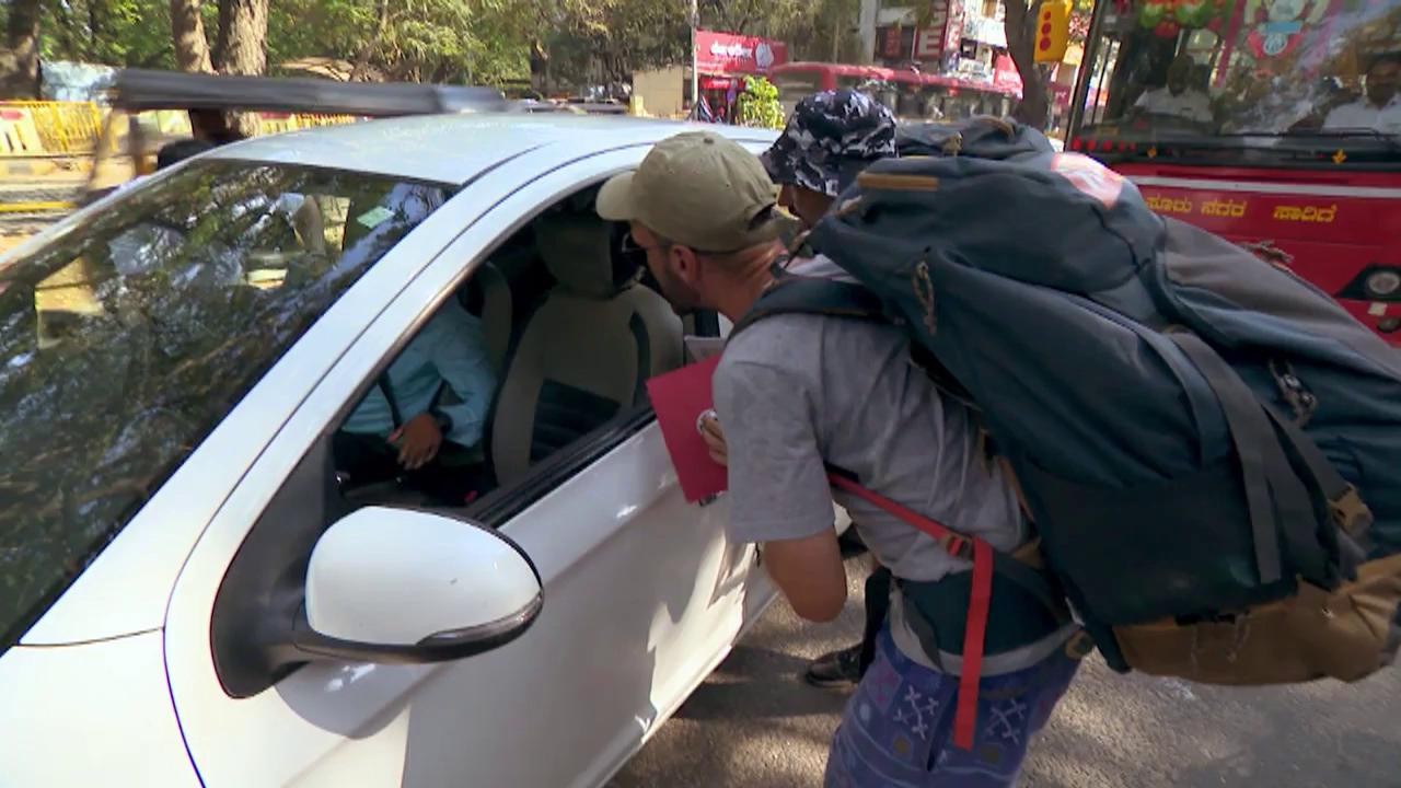 Bogdan Boantă și Adrian Teleșpan, ajutați de poliție să facă autostopul: &Icirc;mi place c&acirc;nd sunt condus de cineva &icirc;n țara asta