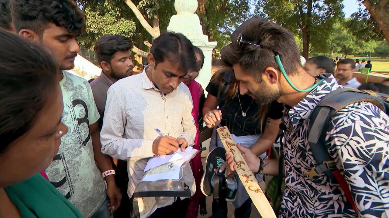 Mesajul de pe spada regelui Tipi este &icirc;n limba urdu. Concurenții trebuie să găsească un traducător