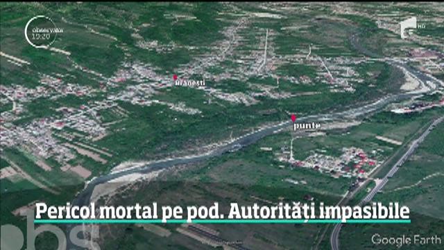 Locuitorii unui sat din D&acirc;mboviţa, cascadori de nevoie. Traversează zilnic o punte de 300 de metri lungime care se clatină periculos