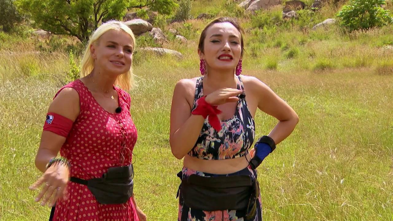 Jocul pentru amuletă a &icirc;nceput! Concurenții trebuie să folosească praștia ca să doboare soldații de plastic ai echipei adverse