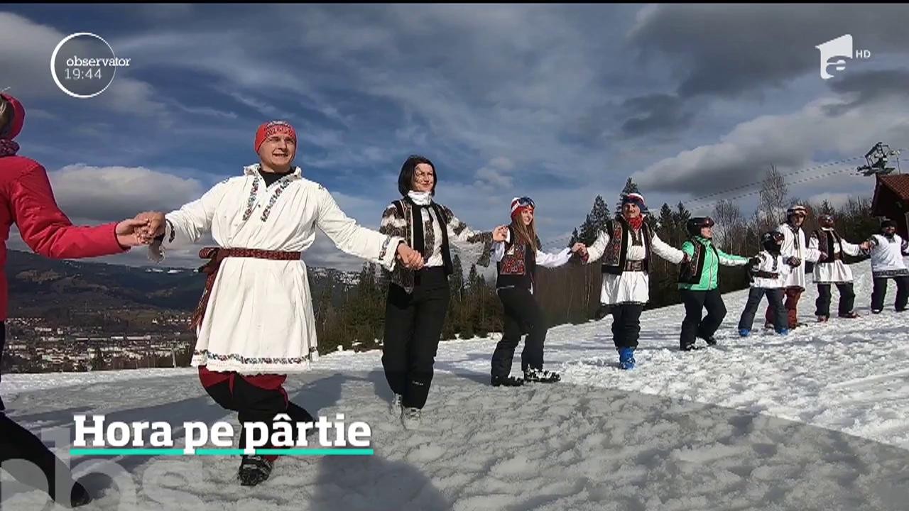 La Vatra Dornei, zeci de oameni au &icirc;mbrăcat cămeşa şi bundiţa şi-au &icirc;nchis sezonul de schi cu o horă
