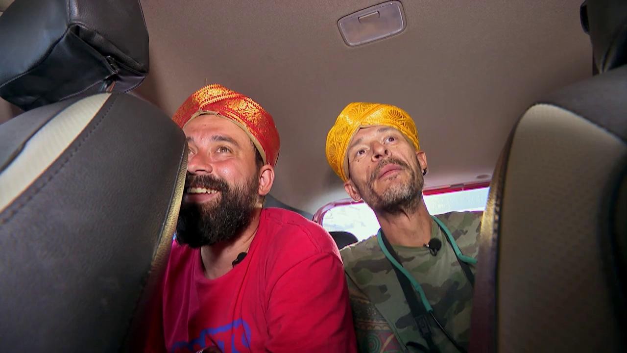 Bogdan Boantă și Adrian Teleșpan se &icirc;ntrec, pe jos, cu mașina lui Oase și George Vintilă: Vor muri dacă mai merg &icirc;ncă trei kilometri &icirc;n felul ăsta