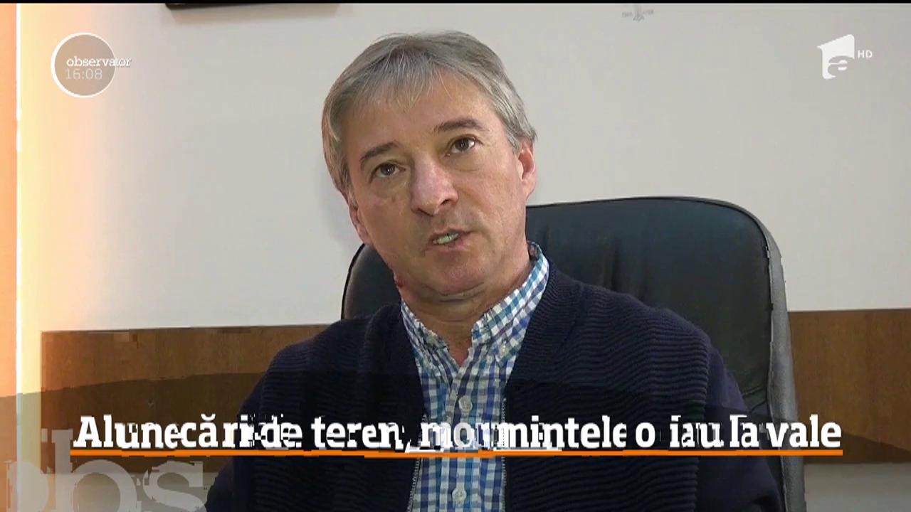 Mormintele din cimitir au &icirc;nceput să o ia la vale, &icirc;n Bistriţa Năsăud. Ce spun localnicii
