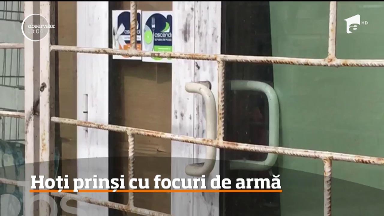 Hoți prinși cu focuri de armă, &icirc;n Pitești. Aceștia au furat televizoare şi alte aparate electronice