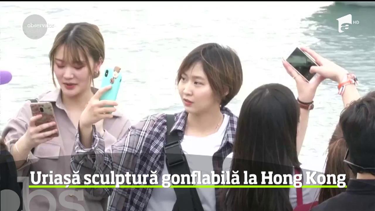 Sculptură gonflabilă uriașă la Hong Kong. Măsoară 37 de metri!