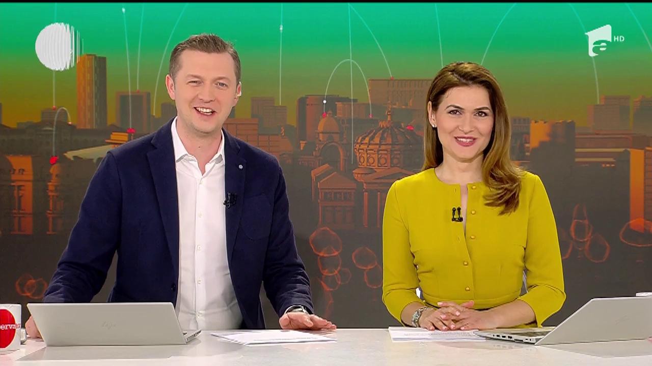 Video viral. Cățel la plimbare, cu găiina furată &icirc;n gură, pe străzile din Suceava