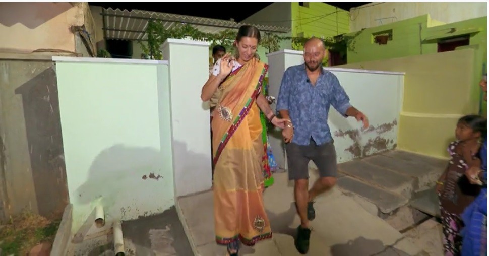 Cocuța, transformată &icirc;n indiancă de localnice!: &rdquo;M-au pieptănat, bibilit. Vrem nu vrem, aștia ne &icirc;nsoară!&rdquo;