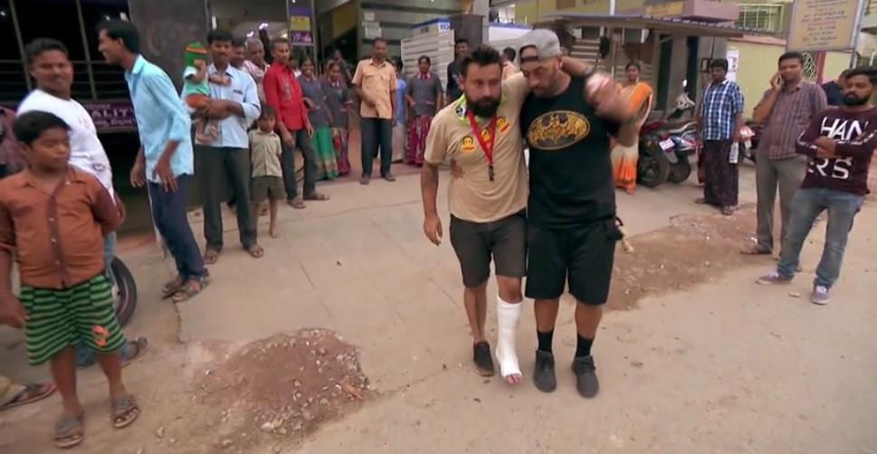 Oase continuă &icirc;n Asia Express cu piciorul &icirc;n ghips, ajutat de CRBL. Cei doi ajung &icirc;ntr-un loc plin cu gunoaie