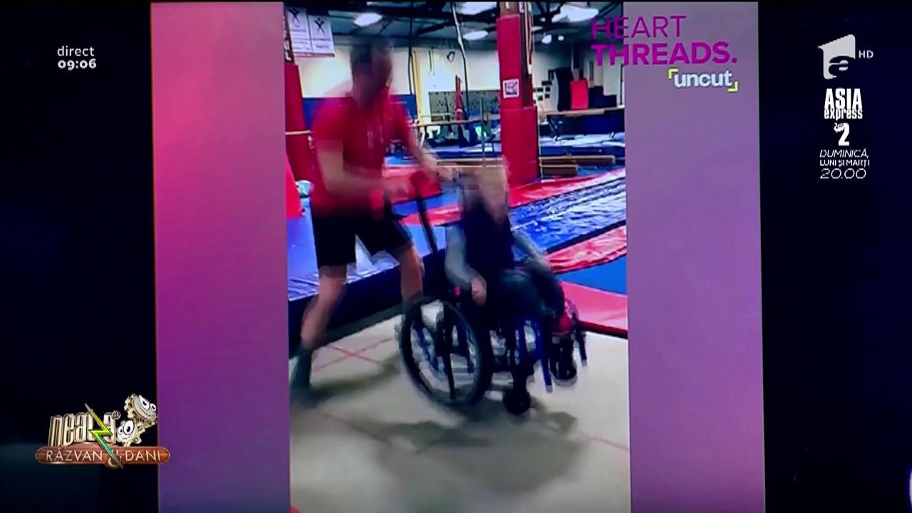 Smiley News. Un copil &icirc;n scaun cu rotile sare pe trambulină. Bucuria de chipul său este de nedescris